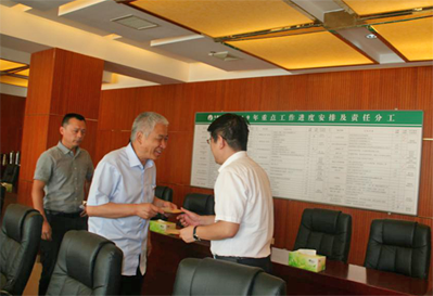 新利体育控股党委慰问困难党员活动